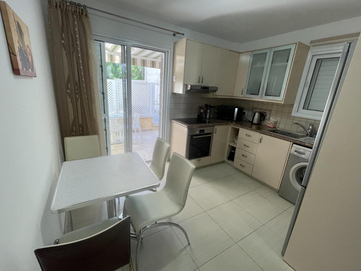 Nerina Apartment Paphos Bagian luar foto