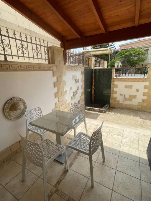 Nerina Apartment Paphos Bagian luar foto
