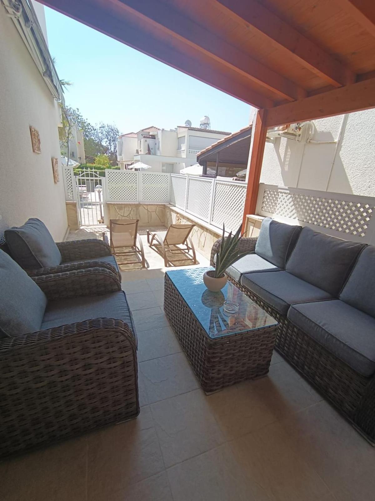 Nerina Apartment Paphos Bagian luar foto